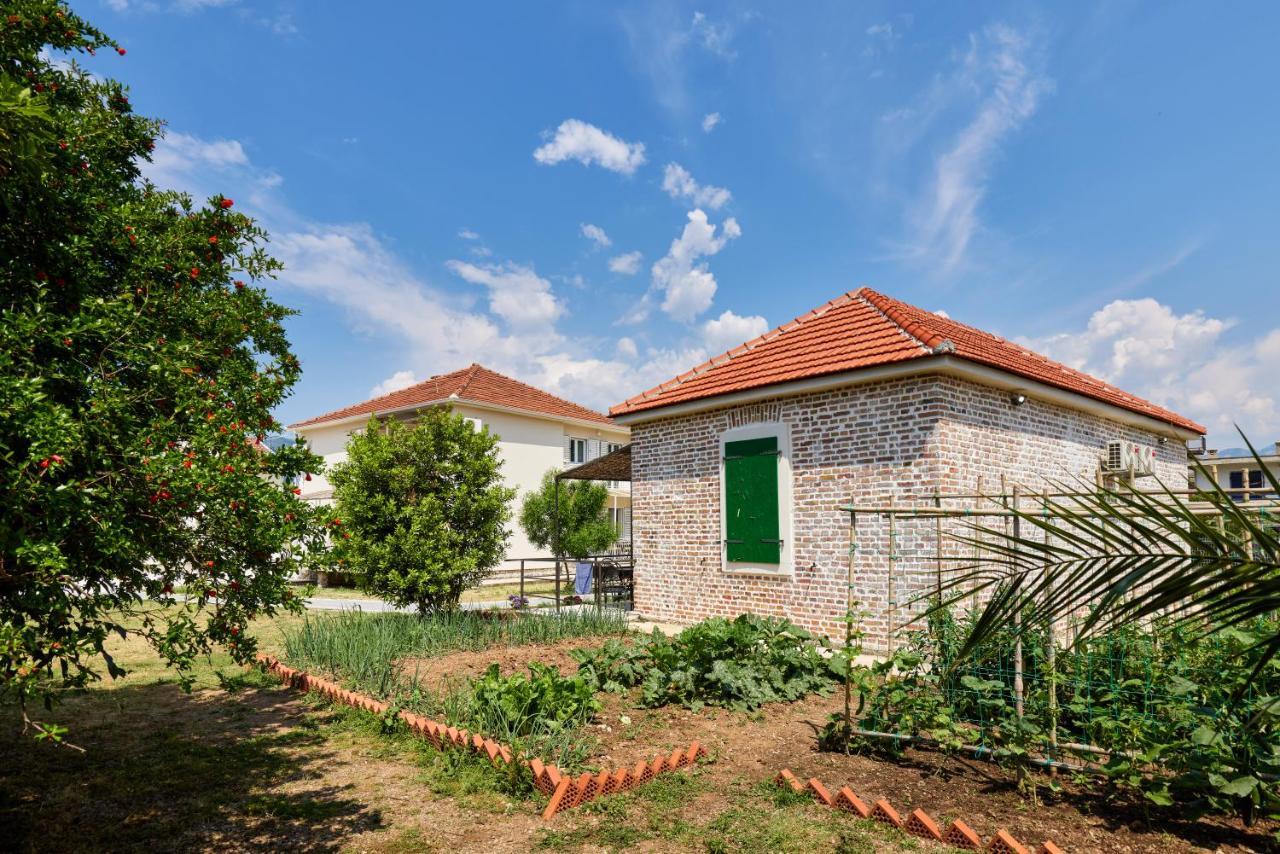 Waikiki Beach House Villa Tivat Exterior photo